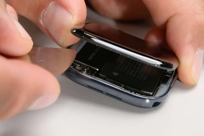 Han desmontado el Apple Watch Series 12 y el Ultra 4. Abrirlos sigue siendo un suplicio