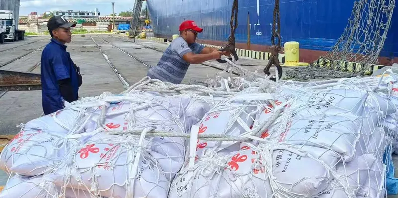 China refuerza su apoyo a Cuba con segundo envío de miles de toneladas de...