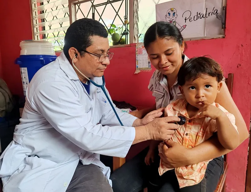Familias de Punta Gorda reciben atención médica gratuita en feria de salud
