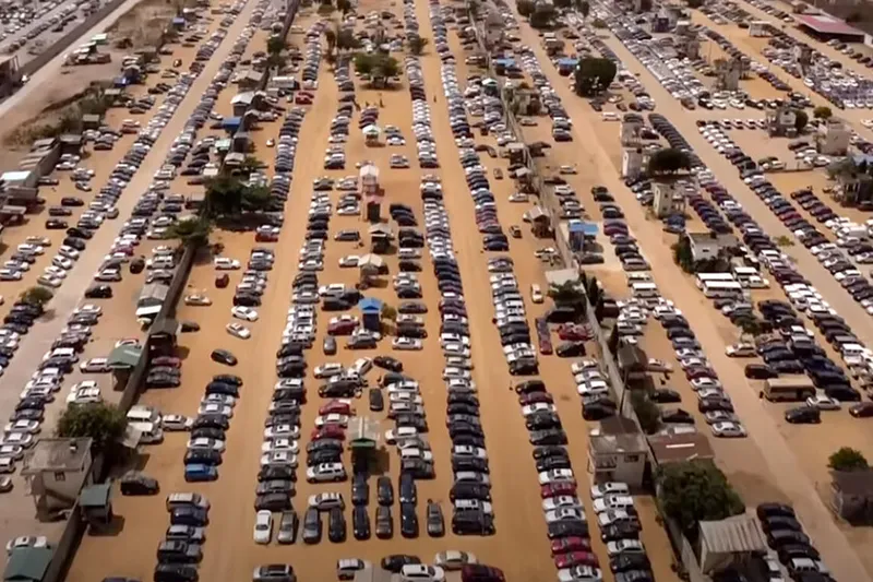 Llevamos años mandando millones de coches viejos y contaminantes a África. Ahora África se está cansando de ser el vertedero de Europa