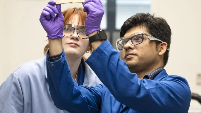 Un laboratorio de EEUU intentaba reciclar plástico y acabó creando algo inesperado. Un pegamento que puede despegarse diez veces sin perder su fuerza