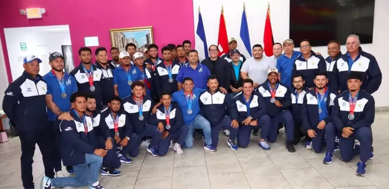Autoridades reciben a la selección de béisbol tras ganar medalla de plata