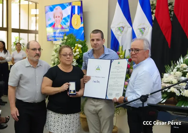 Entregan póstumamente Orden de la Independencia Cultural Rubén Darío a Coleen Littlejohn