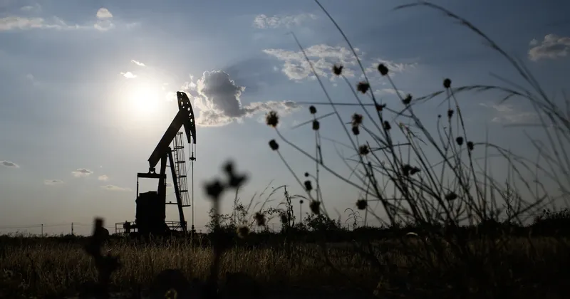 Brent cae por debajo de US$106 mientras EE.UU. e Irán barajan acuerdo para reabrir Ormuz