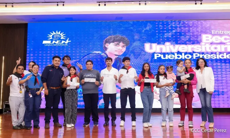 Entregan 4 mil becas a estudiantes de la UNAN-Managua