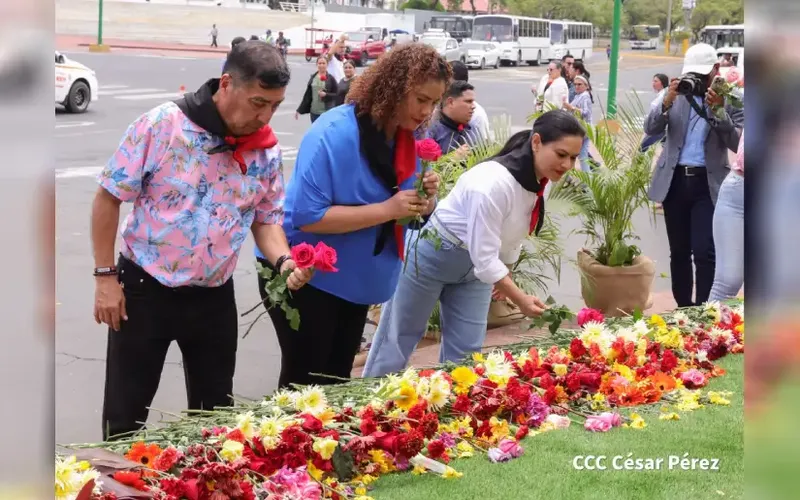 Una rosa para Fidel: Alcaldía de Managua rinde honores al líder revolucionario