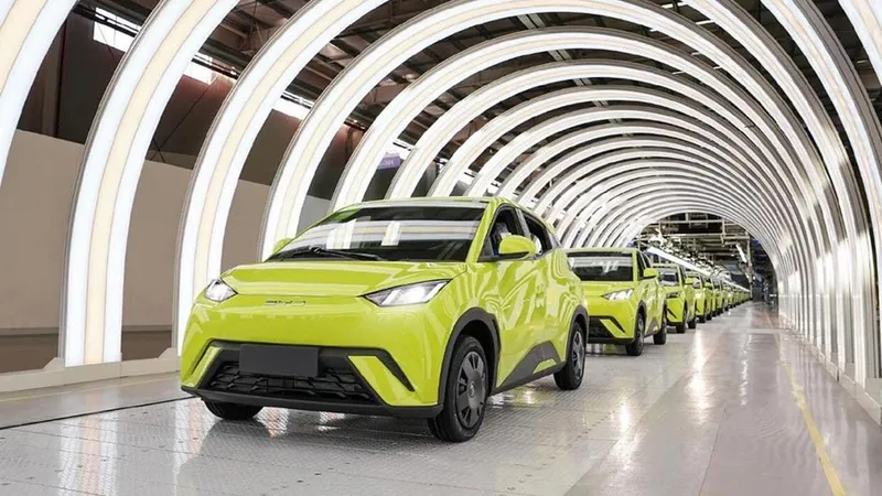 China sigue ‘derrumbando’ los precios de sus coches eléctricos que caen casi un 10% en sólo un año