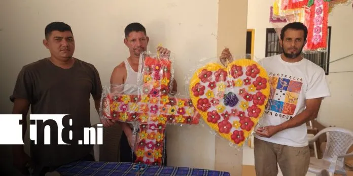 Jóvenes en rehabilitación elaboran coronas y arreglos florales en Somoto