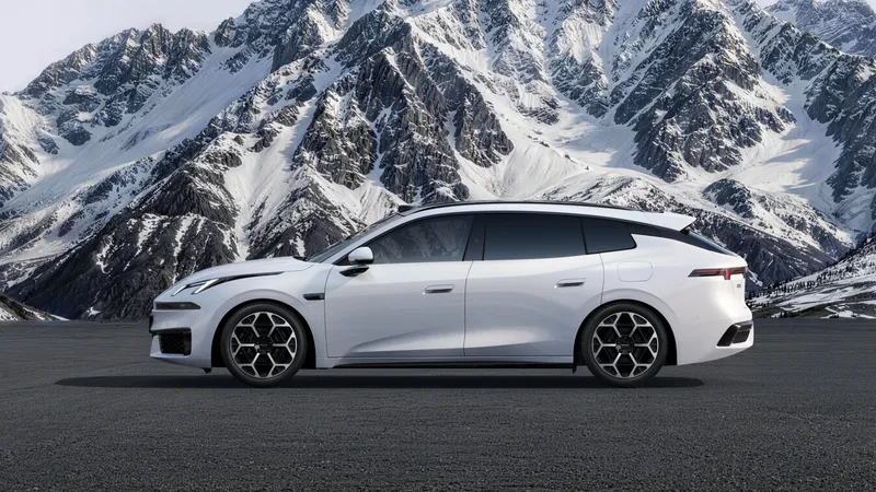 Lynk & Co vende 10.000 unidades de su híbrido familiar de 20.500 € con 1.442 km de autonomía que llegará a Europa en 2027