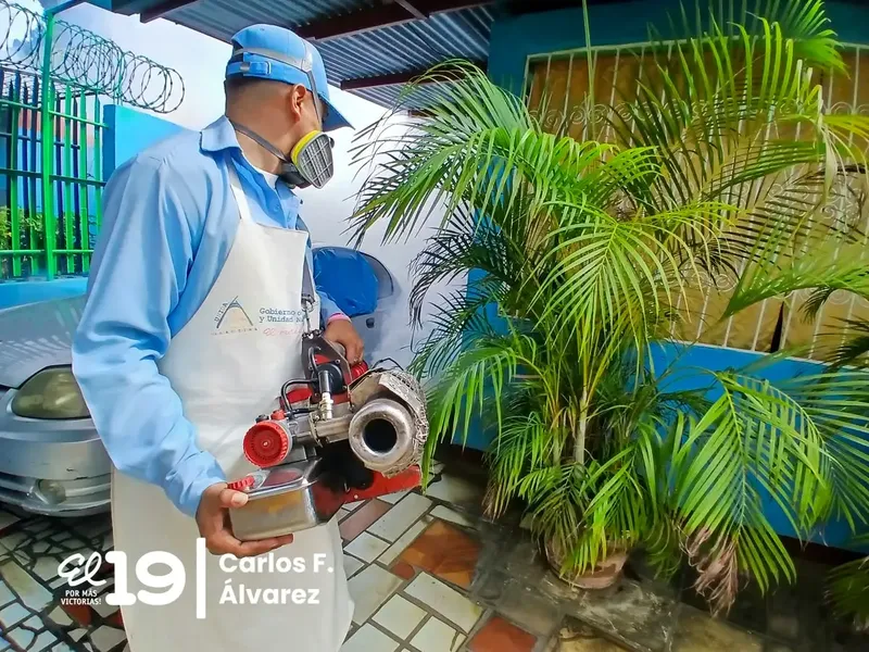 Familias de la Colonia Centroamerica levantan una muralla contra el dengue