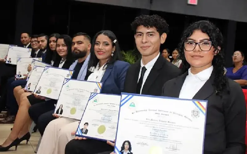 Universidades entregan más profesionales Pueblo Presidente