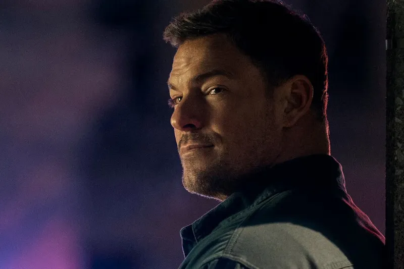 Alan Ritchson, sobre su libro favorito de Reacher: "Dato curioso, íbamos a rodarla hasta que alguien fue reelegido"