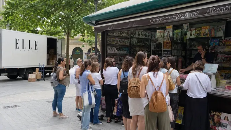 La revista Elle emite un comunicado mientras Vinted se llena del regalo de Charlotte Tilbury: “no queremos que te quedes sin tu ejemplar”