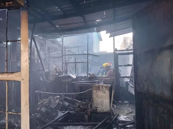 Fuego arrasa varios negocios en el Barrio Altagracia y deja cuantiosas pérdidas