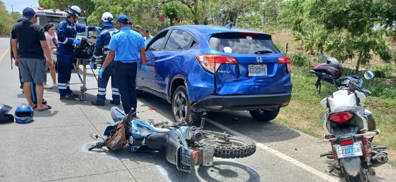 Motociclista queda grave al chocar contra auto estacionado en carretera vieja a León