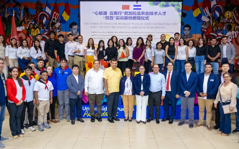 Universidad de Kunming entrega equipos tecnológicos