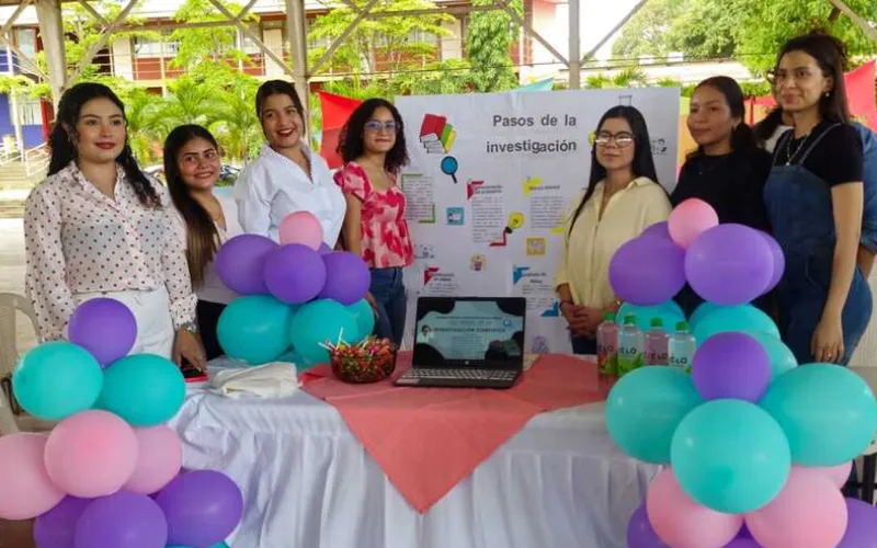 Universitarios demuestran su talento y espíritu emprendedor en exitosa expoferia