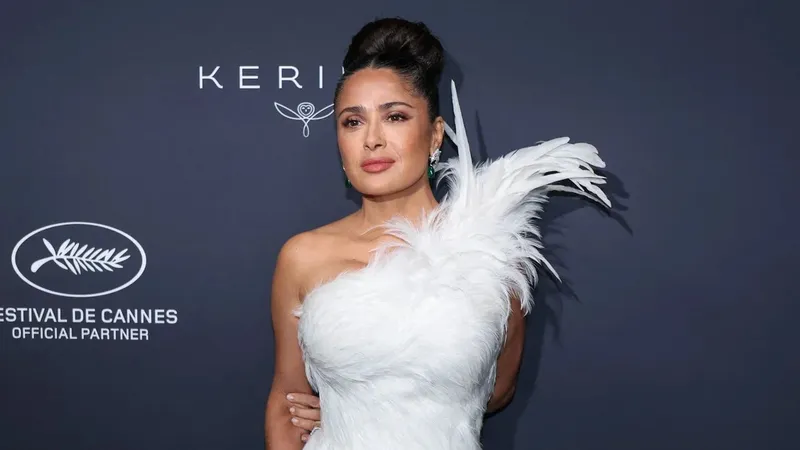 Salma Hayek se une al furor por las plumas en su aparición por Cannes