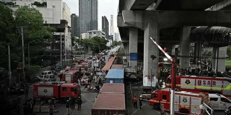 En Tailandia un violento choque entre tren y autobús dejó al menos 8 muertos