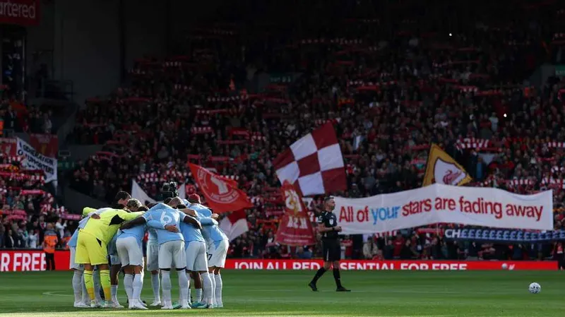 Manchester City gana en Anfield en medio de fuertes protestas