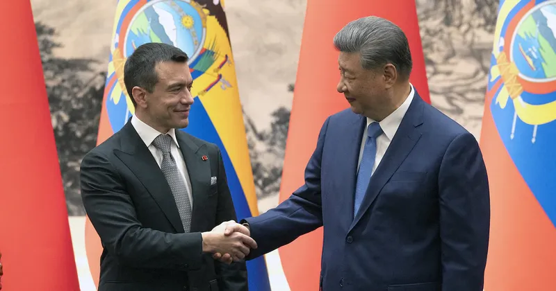 Ecuador busca inversiones de China al tiempo que refuerza su cooperación militar con EE.UU.
