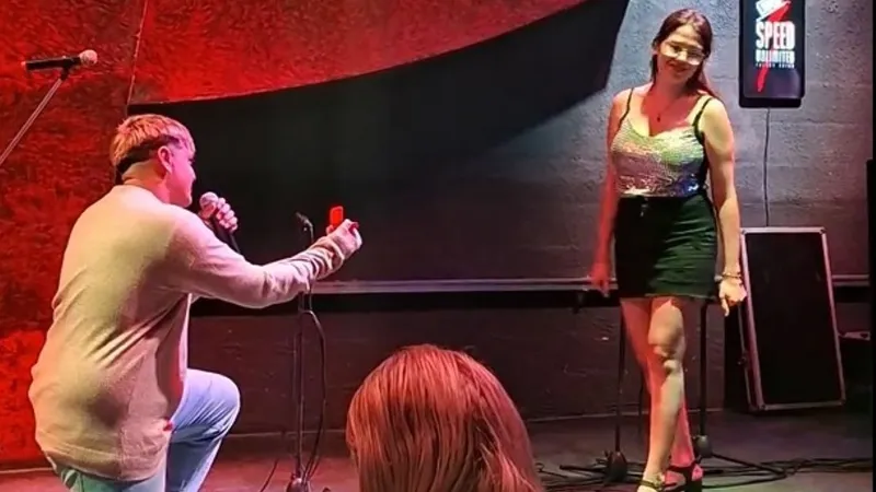 Una noche romántica termina en una propuesta de matrimonio con un bochornoso final (VIDEO)