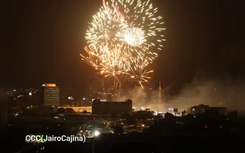 ¡Aquí Nicaragua Libre! Familias reciben el 19 de julio bajo un cielo iluminado de colores