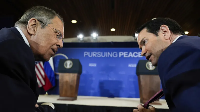 Lavrov informó a Rubio de la necesidad de evacuar la embajada de EE.UU. en Kiev