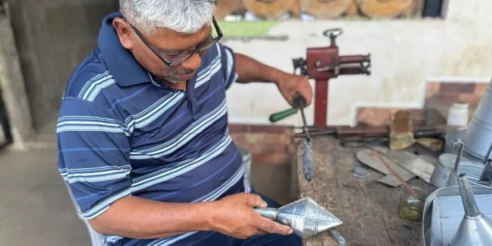 Artesano de Nandasmo mantiene viva la tradición de la hojalatería