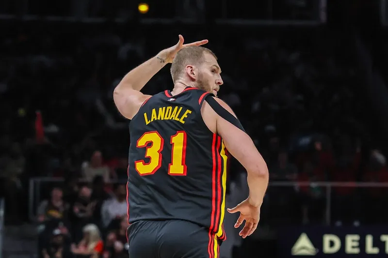 Jock Landale regresa a los Hawks por 1 año y 14 millones