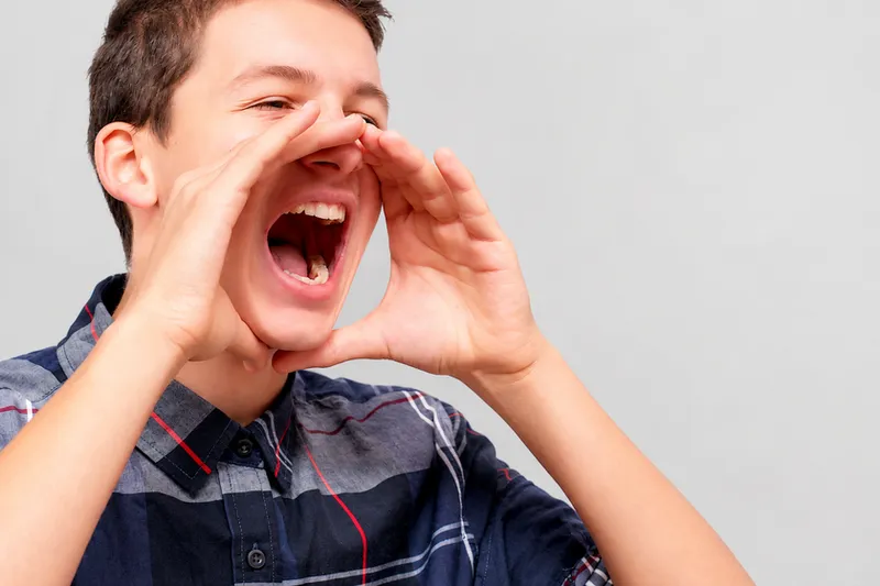 La psicología dice que las personas que hablan alto y a veces gritan no son agresivas, en realidad sienten las emociones con más fuerza que el resto