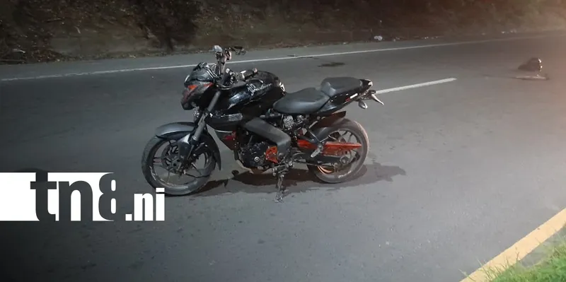 Joven queda inconsciente tras caer de motocicleta en la carretera nueva a León