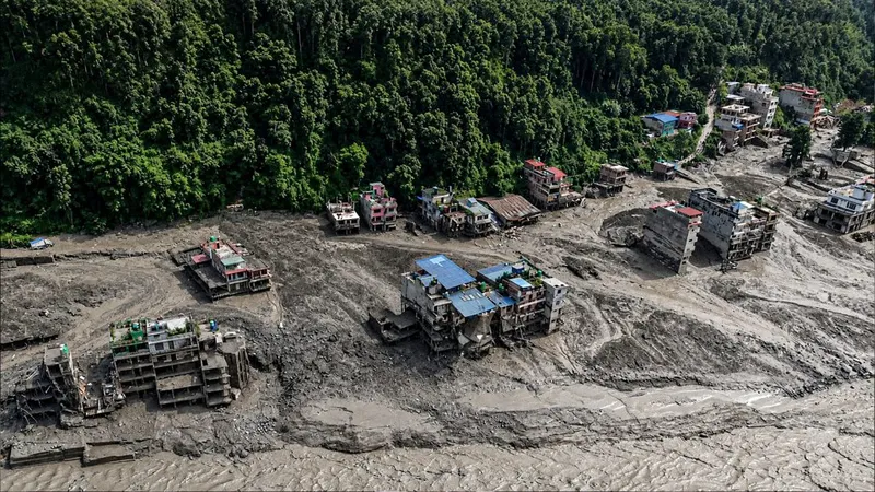 Las imágenes más impactantes del alud en la frontera entre Nepal y China