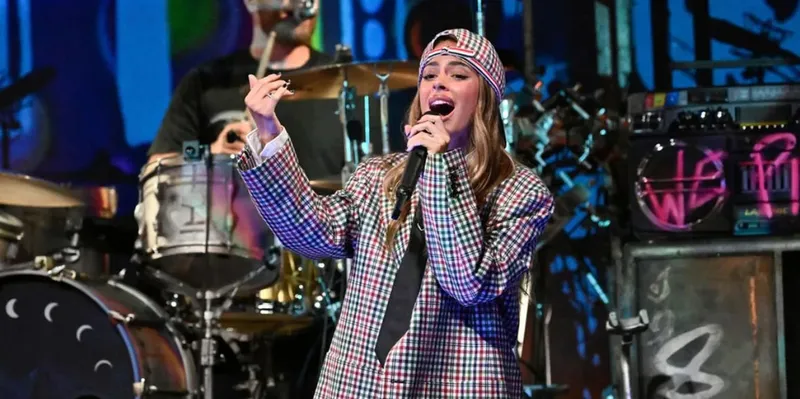 ¡TINI SE CASA! La cantante ya prepara en París su vestido de novia