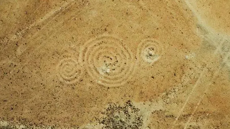 Invasores de tierras borran un geoglifo de más de 1.000 años de antigüedad