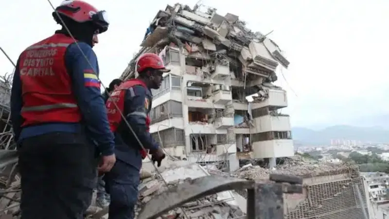 Entre los escombros, la vida vuelve a abrirse paso en La Guaira