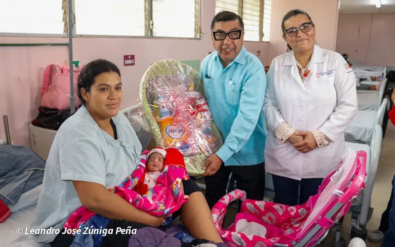 ALMA reconoce con cariño y regalos a primeras madres en dar a luz este 30 de Mayo