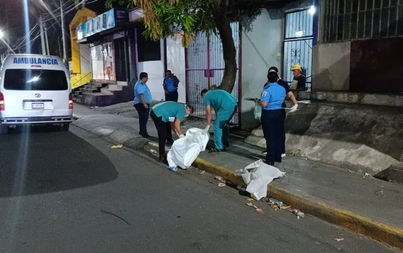 Desconocido es hallado sin vida sobre una acera cerca de semáforos del hospital La Mascota