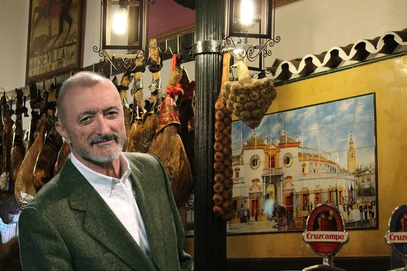 Con croquetas de puchero y ensaladilla: el bar en el centro de Sevilla donde le gusta tomar el aperitivo a Pérez-Reverte