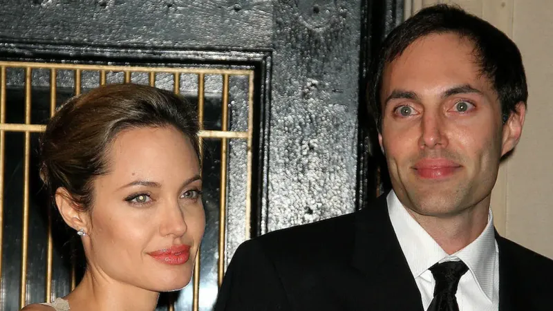 Hermano de Angelina Jolie se declara gay a los 53 años, luego de separarse de su esposa
