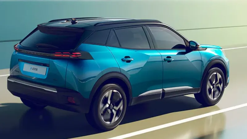 Tiene 430 kilómetros de autonomía, hasta 156 CV y se carga en media hora: así es el nuevo coche eléctrico de Peugeot fabricado en España