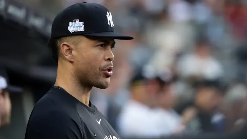 Giancarlo Stanton enviado a lista de lesionados y aumentan dudas sobre su regreso en 2026