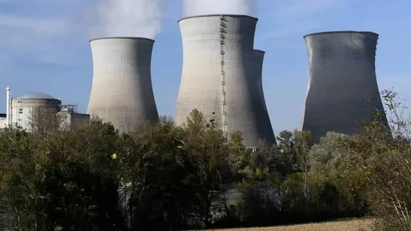 Francia paraliza trabajo de tres reactores por ola de calor
