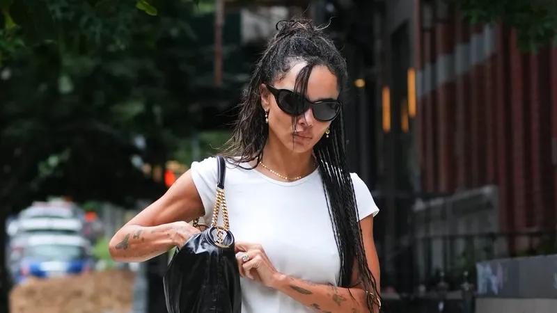 El secreto de Zoë Kravitz para lucir sensacional con jeans y una camiseta