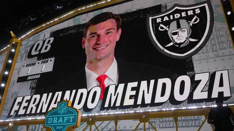 Fernando Mendoza firma contrato millonario con Raiders: ¿cuánto ganará el pick 1 del Draft NFL 2026?