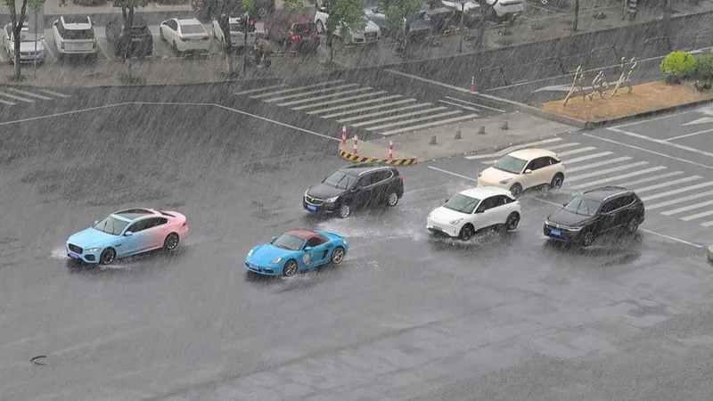 Los tifones Narra y Gaenari traen fuertes lluvias al sur de China, mientras se activan las alertas