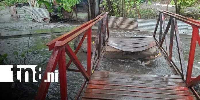 Pobladores demandan reparación de peligroso puente peatonal en Managua