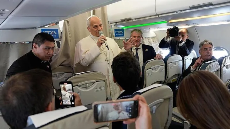 El papa en el vuelo a España tacha de injusta la agresión EEUU-Israel contra Irán