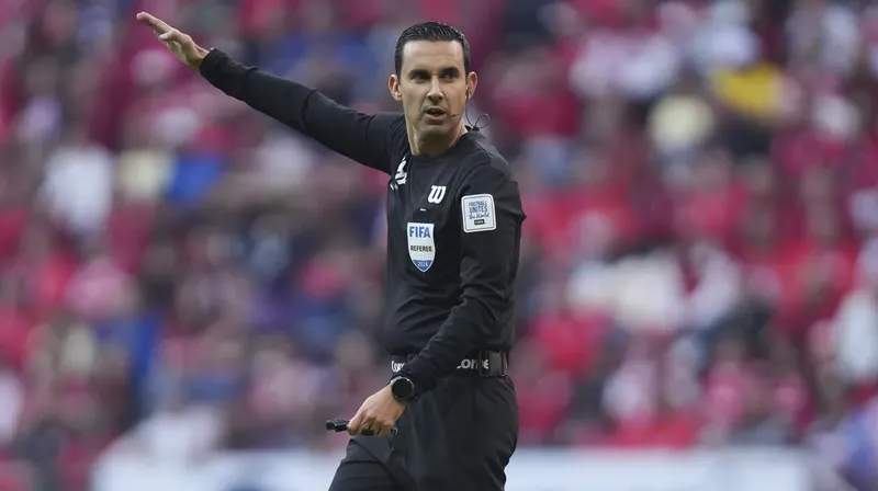 César Ramos Palazuelos y la lista de silbantes de élite que terminaron pitando en la talacha