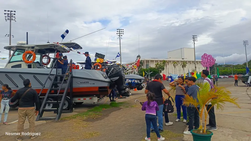 Familias se acercan al ejército de Nicaragua visitando la exposición estática